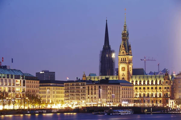 Obrázku Inner Alster Radnice Pořízená Večer — Stock fotografie