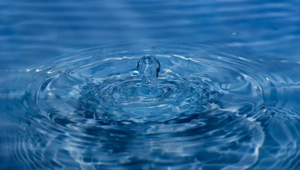 Ronde Transparante Druppel Water Valt Naar Beneden — Stockfoto