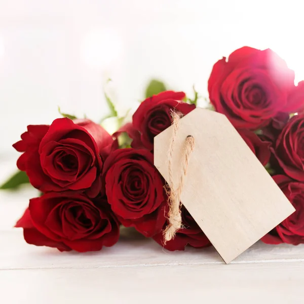 Bukiet Czerwonych Róż Etykietą Białym Tle — Zdjęcie stockowe