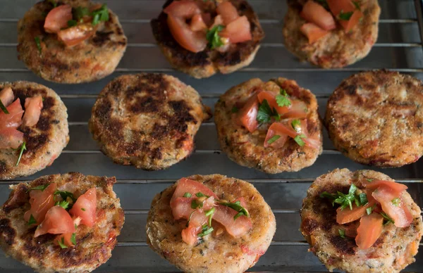 Mehrere Tomatengemüse Auf Einem Grillrost Frisch Aus Dem Ofen — Stockfoto