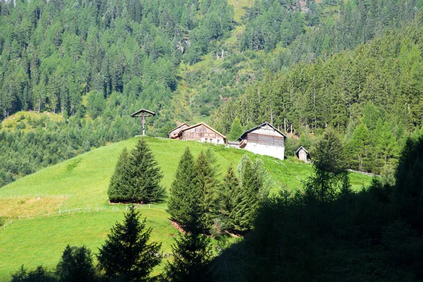 Horská Farma Křížem Vycházejícím Slunci Obci Feichten Obec Nachází Kaunertal — Stock fotografie