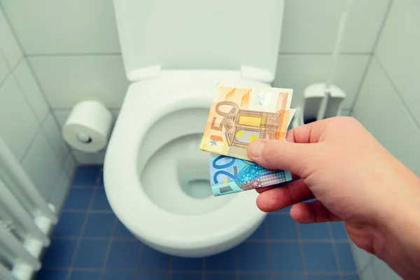 Man Gooit Euro Geld Weg Toilet — Stockfoto