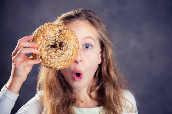 Mooi Blond Meisje Voorkant Van Grijs Achtergrond Zoek Door Een — Stockfoto