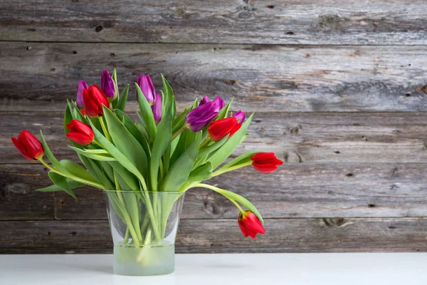 Csokor Vörös Lila Tulipán Vázában Előtt Háttér — Stock Fotó