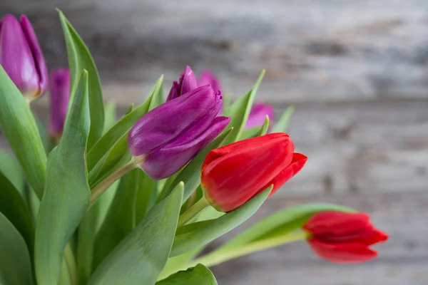 Kytice Červených Fialových Tulipánů Před Dřevěným Pozadím — Stock fotografie