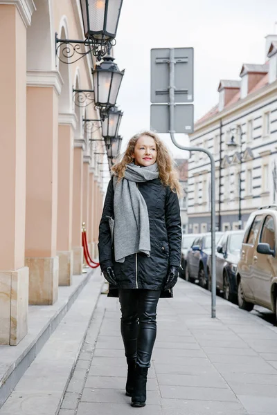 Podróż Starym Mieście Młoda Kobieta Podróżuje Rynek Warszawie Kręcone Dziewczyny — Zdjęcie stockowe