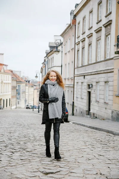도시를 합니다 여자가 바르샤바의 정처없는 소녀가 거리를 — 스톡 사진