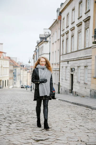 Podróż Starym Mieście Młoda Kobieta Podróżuje Rynek Warszawie Kręcone Dziewczyny — Zdjęcie stockowe