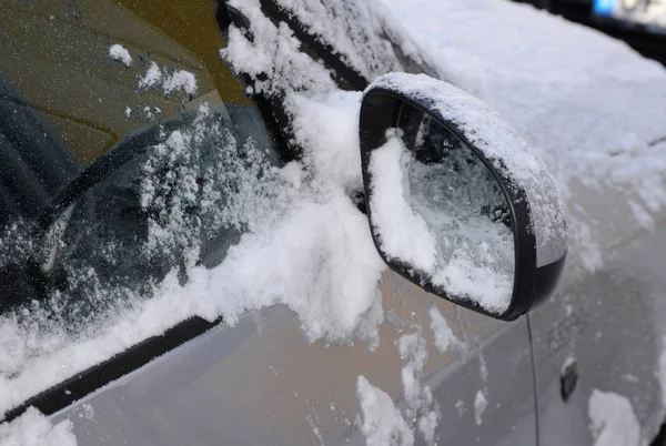 Glödande Yttre Spegel Snö Vinter Bil Trafik Säkerhet Trafiksäkerhet Vintrig — Stockfoto