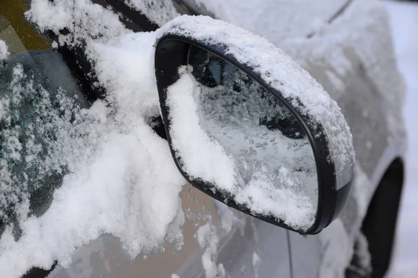 Glödande Yttre Spegel Snö Vinter Bil Trafik Säkerhet Trafiksäkerhet Vintrig — Stockfoto