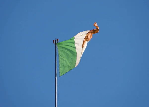 Ірландський Національний Прапор Ірландії Європа Над Синім Небом — стокове фото