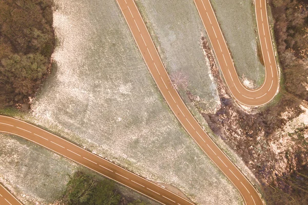 Vista Aérea Superior Floresta Inverno Enrolamento Estrada Campo Com Pouco — Fotografia de Stock
