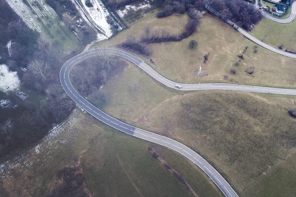 Aerial Top View Winter Forest Winding Εξοχή Δρόμο Λίγο Χιόνι — Φωτογραφία Αρχείου