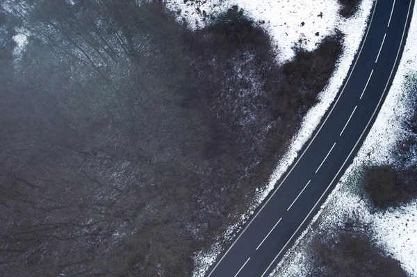 Aerial Top View Winter Forest Winding Εξοχή Δρόμο Λίγο Χιόνι — Φωτογραφία Αρχείου
