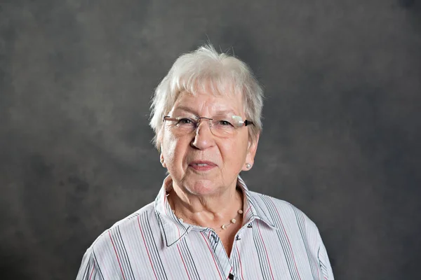 Gris Peludo Anciano Mujer Buscando Amable —  Fotos de Stock