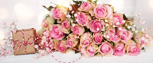 Dia Das Mães Buquê Com Rosas Rosa Presente Fundo Branco — Fotografia de Stock