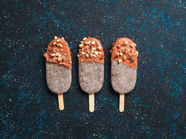 파란색 바탕에 견과류와 초콜릿 Chia 아이스 조리법 아이디어 아이스크림 아이스크림 — 스톡 사진