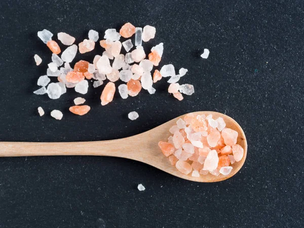 Himalaya Pink Salt Sked Svart Sten Bakgrund Kopiera Utrymme — Stockfoto