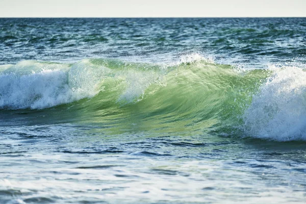 波が砕けて海と白い泡が — ストック写真