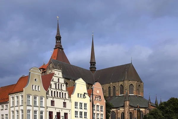 Marienkirche Con Casas Enredadas Nuevo Mercado Rostock — Foto de Stock