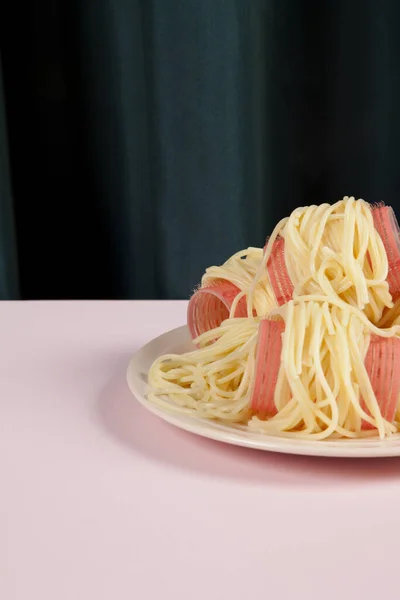 Delizioso Piatto Italiano Spaghetti Imburrati Indossando Bigodini Rosa Minimale Divertente — Foto Stock