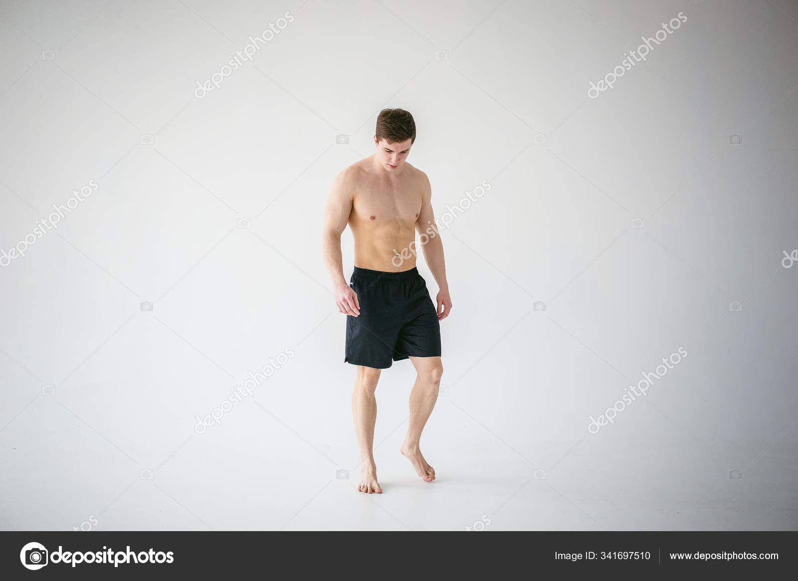 Muscular bonito homem isolado no fundo preto fotos 