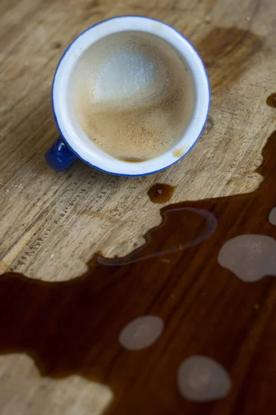 Filiżanka Kawy Espresso Rozlane Drewnianym Stole — Zdjęcie stockowe