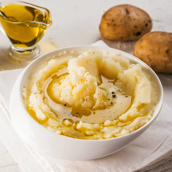 Kartoffelpüree Weißer Schüssel Mit Stoffserviette Pfeffer Und Olivenöl Auf Texturiertem — Stockfoto