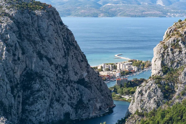 Blick Auf Omis Von Den Bergen Mit Dem Fluss Cetina — Stockfoto