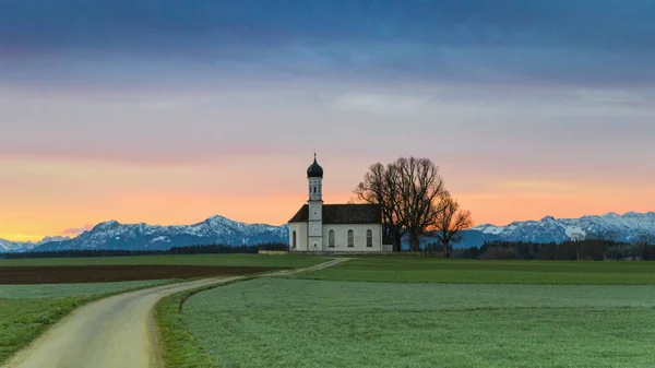 Weilheim Schongau区Etting圣安德烈亚斯教堂的晨光高山景观 — 图库照片