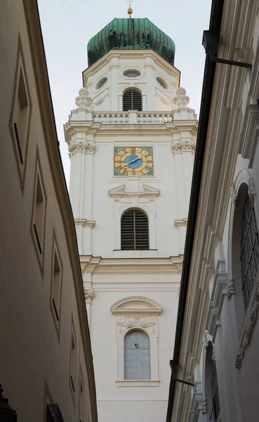 Dóm Tornya Stephan Passau Street View Épületek Között — Stock Fotó