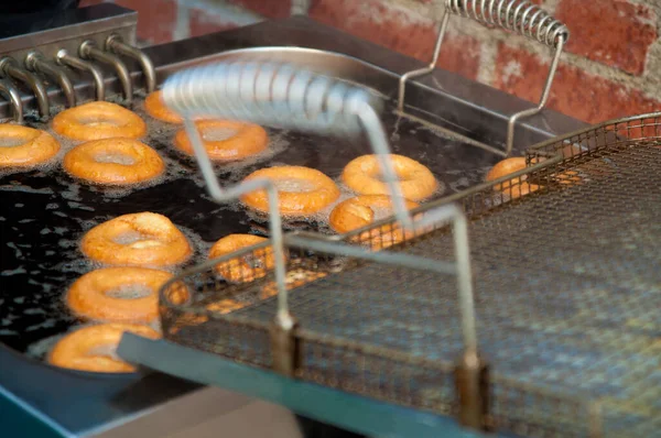 프라이팬에 기름을 도넛을 만든다 — 스톡 사진