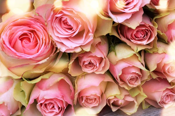 Ramo Hermosas Rosas Rosadas Con Bokeh Dorado Para Día Las —  Fotos de Stock