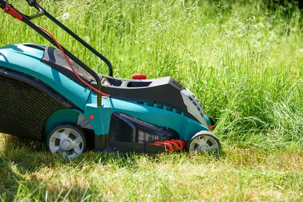 Close Electro Lawnmower Cutting Grass Garden Home — Stock Photo, Image