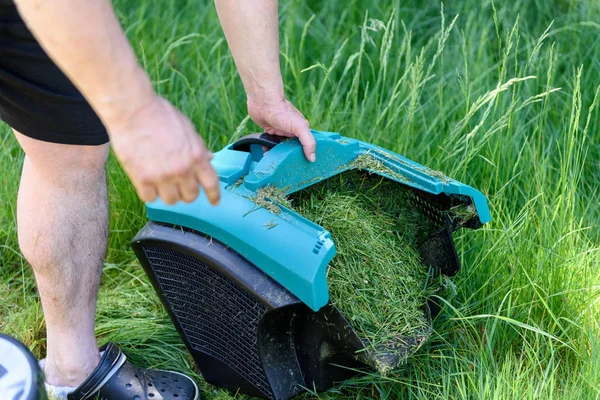 Close Man Emptying Catch Basket Electro Lawnmower His Garden — Stock Photo, Image