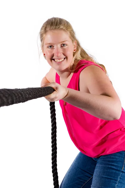 Ung Kvinna Med Röd Shirt Och Jeans Drar Ett Rep — Stockfoto