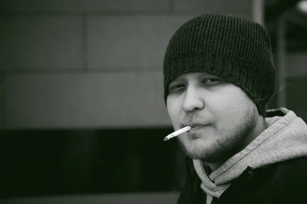 Портрет Человека Бородой Усами Курящего Сигарету Эмоциональным Лицом Открытом Воздухе — стоковое фото
