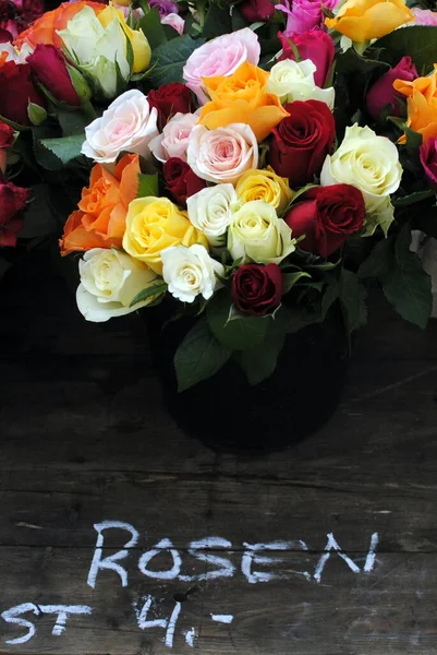 五彩缤纷的玫瑰在每周的市场上竞相抢购 — 图库照片