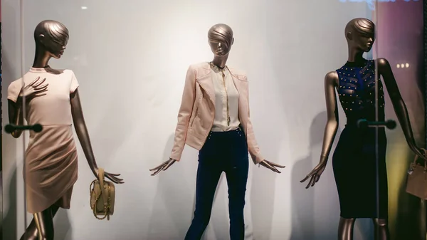 Mannequins Στο Κατάστημα Μπουτίκ Μόδας — Φωτογραφία Αρχείου