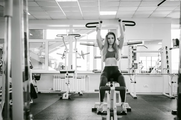 Flicka Ett Ljust Vitt Gym Blond Kvinna Gör Styrketräning För — Stockfoto