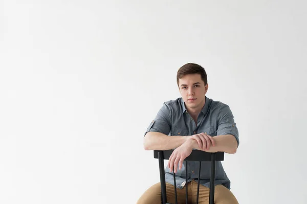 Homme Vêtu Une Chemise Pantalon Brun Assis Sur Une Chaise — Photo