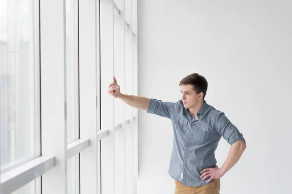 Jeune Beau Homme Forte Stature Athlétique Vêtu Une Chemise Pantalon — Photo