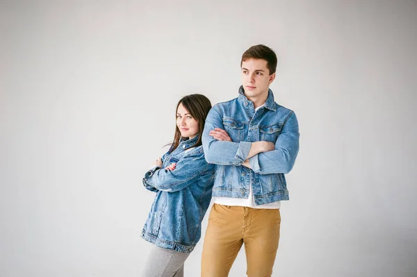 Ungt Par Man Och Kvinna Trendiga Jeans Kläder Studio Skott — Stockfoto