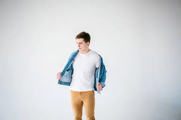 Jonge Knappe Man Gekleed Blauwe Jeans Jas — Stockfoto