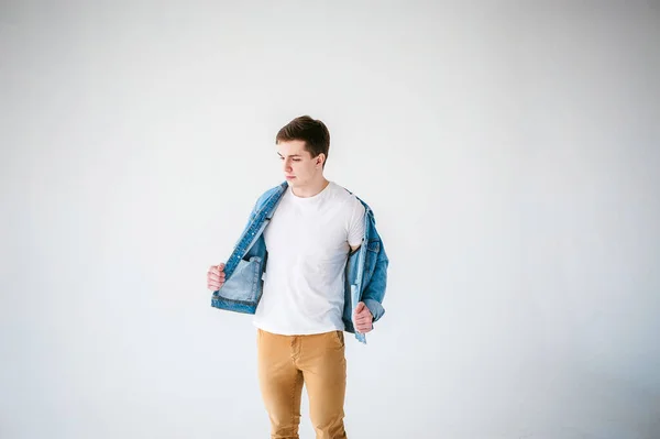 Jeune Bel Homme Vêtu Une Veste Jean Bleu — Photo