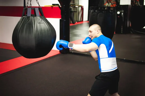 운동복을 훈련시키는 포오츠 에서의 박치기 가방을 가지고 강타하는 — 스톡 사진