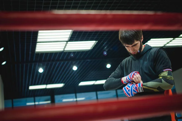 Profesyonel Muay Thai Dövüşçüsü Erkek Boksör Spor Kıyafetleri Spor Salonunda — Stok fotoğraf