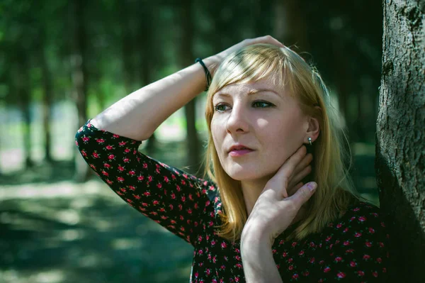 Närbild Porträtt Blond Kvinna Händer Huvudet Klädd Sommarklänning Flicka Skogen — Stockfoto