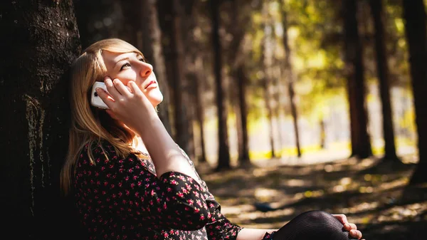 Loop Meisje Naaldbos Park Blonde Vrouw Gekleed Zomer Jurk Zwarte — Stockfoto