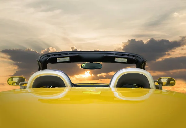 Автомобільний Вид Ззаду Жовтий Автомобіль Фоном Заходу Сонця — стокове фото